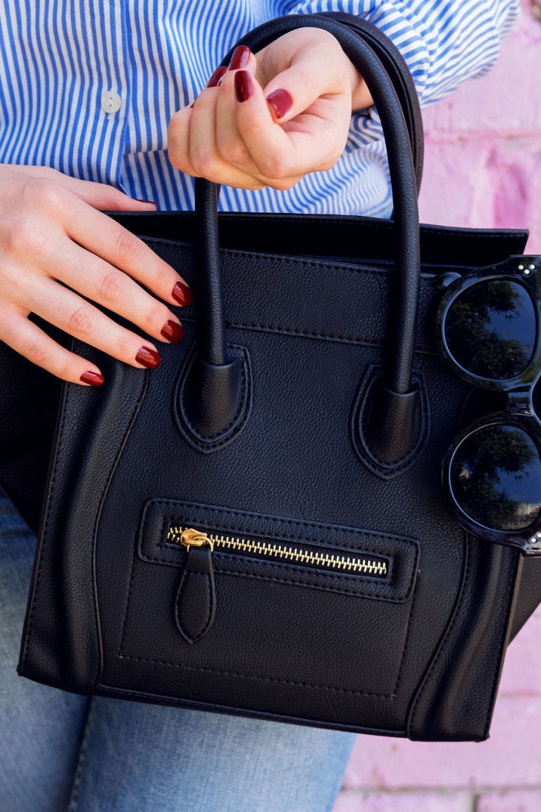 Finger, Nail, Bag, Luggage and bags, Strap, Thumb, Shoulder bag, Leather, Baggage, Baby, 