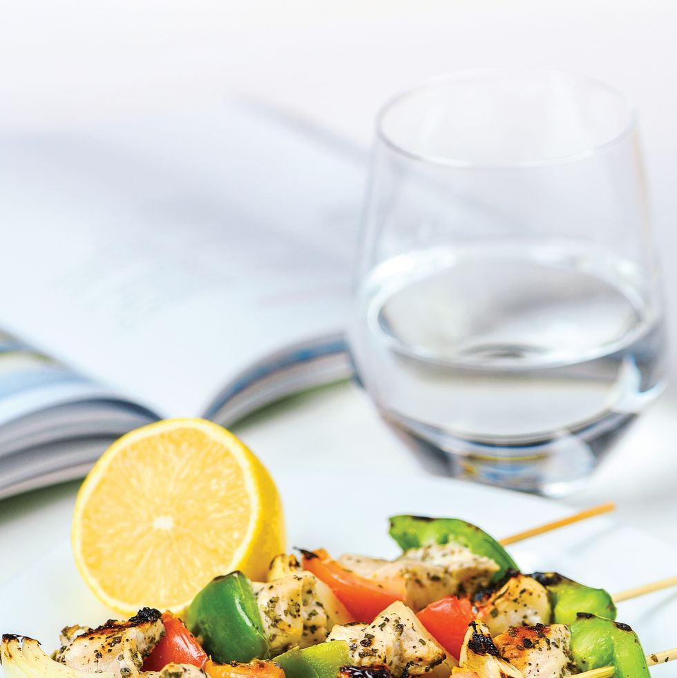 mediterranean diet meal plan chicken skewers with peppers, tomato and onion