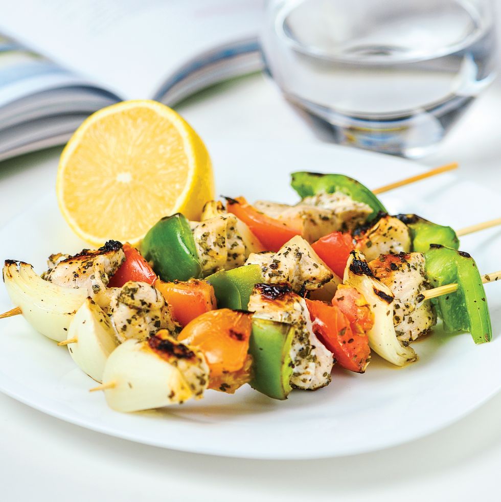 mediterranean diet meal plan chicken skewers with peppers, tomato and onion