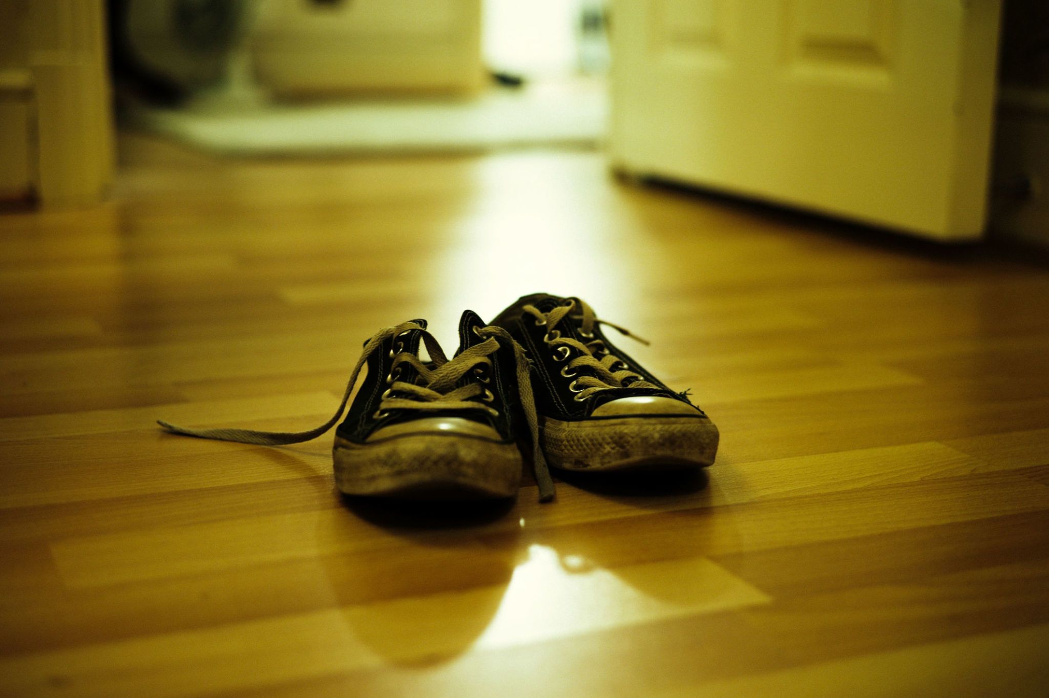 I took my shoes. Take off Shoes. Dirty Shoes in House. Как круто снять обувь. Removing Shoes before entering a Home..