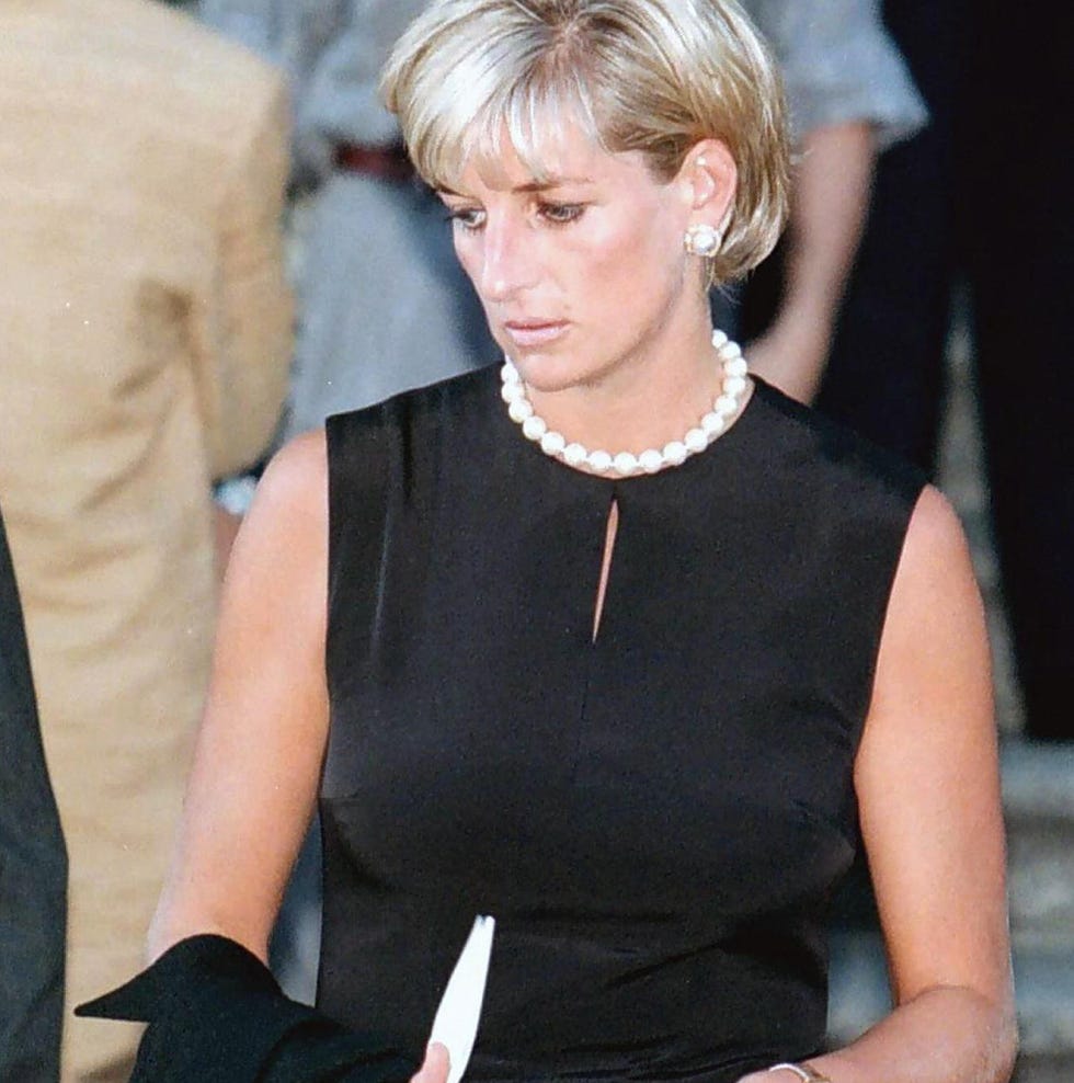 princess diana attends the memorial service for gianni versace