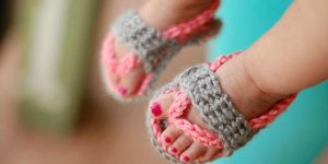 Crochet flip flop design by blogger of Whistle & Ivy