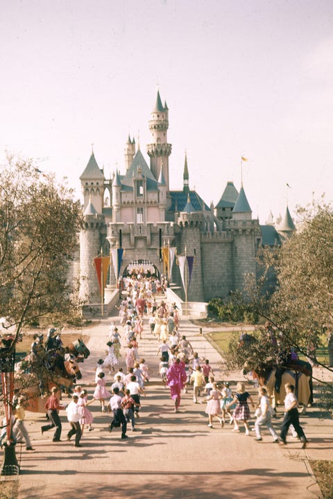 Les années 50 : Retour sur 54 évènements marquants 34 ghk 1950s 1955 disneyland.jpg?crop=0
