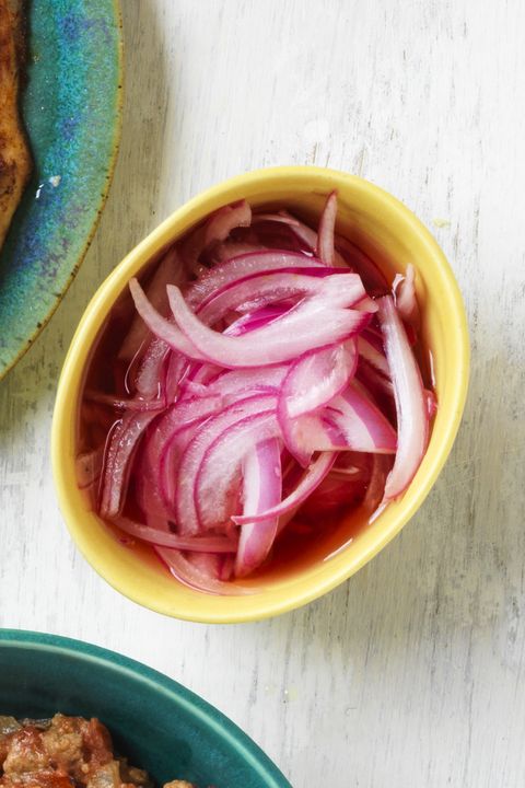 quick-pickled-onions-recipe-gh-0817