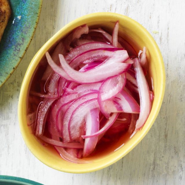 quick-pickled-onions-recipe-gh-0817