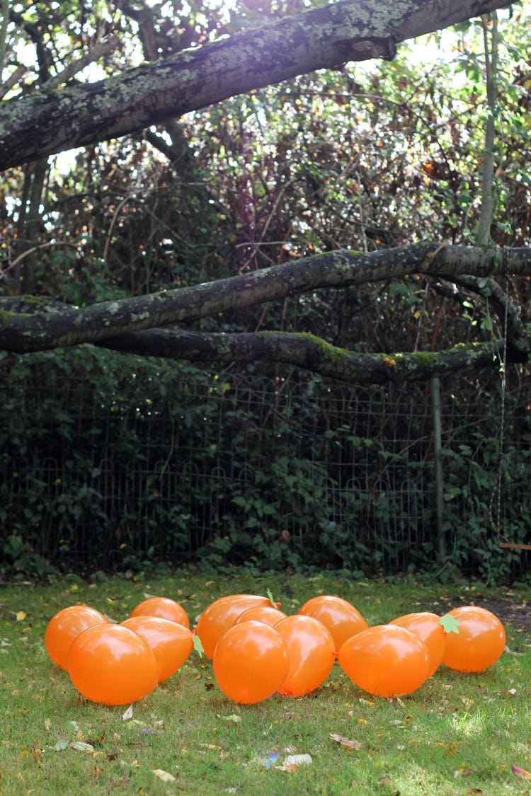thanksgiving games    balloon stomp