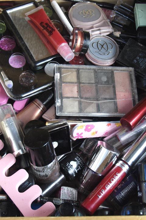 Cosmetics, Eye shadow, Pink, Beauty, Eye, Organ, Lip gloss, Lipstick, Material property, Human body, 