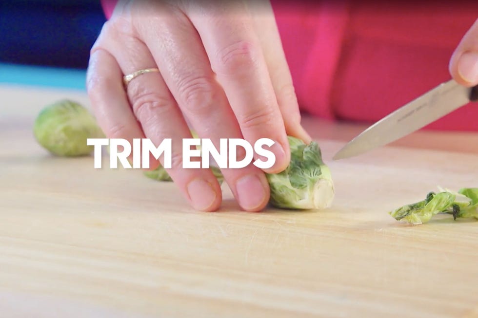 Food, Cruciferous vegetables, Ingredient, Vegetable, Hand, Leaf vegetable, Broccoli, Cuisine, Cutting board, Finger, 