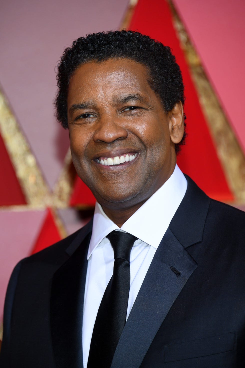 Forehead, Suit, Smile, Formal wear, Tuxedo, Event, Official, Premiere, 