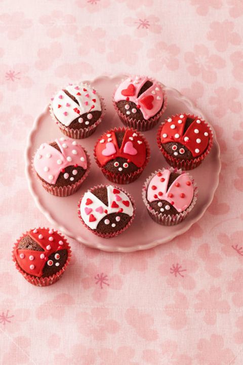 valentine's day cupcakes   chocolate lovebugs cupcakes