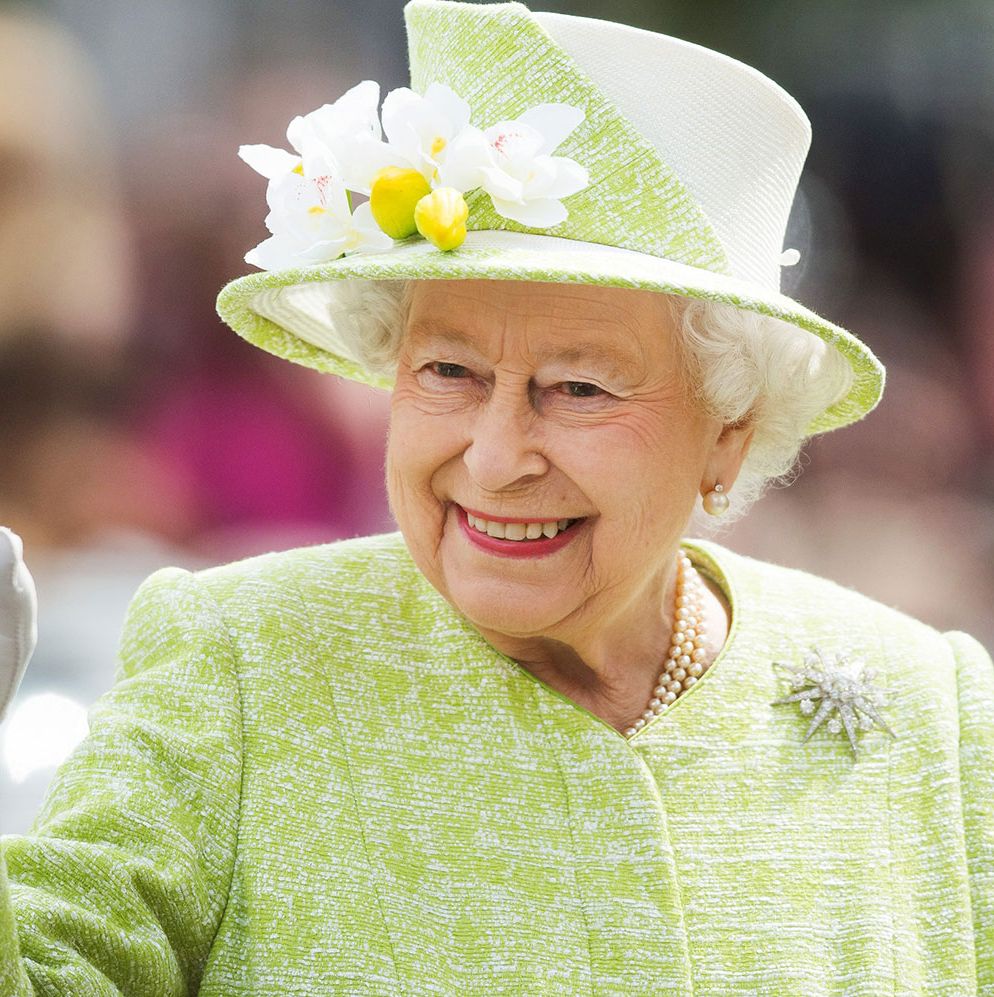 Here's How To Make The Queen's Favorite Cocktail At Home