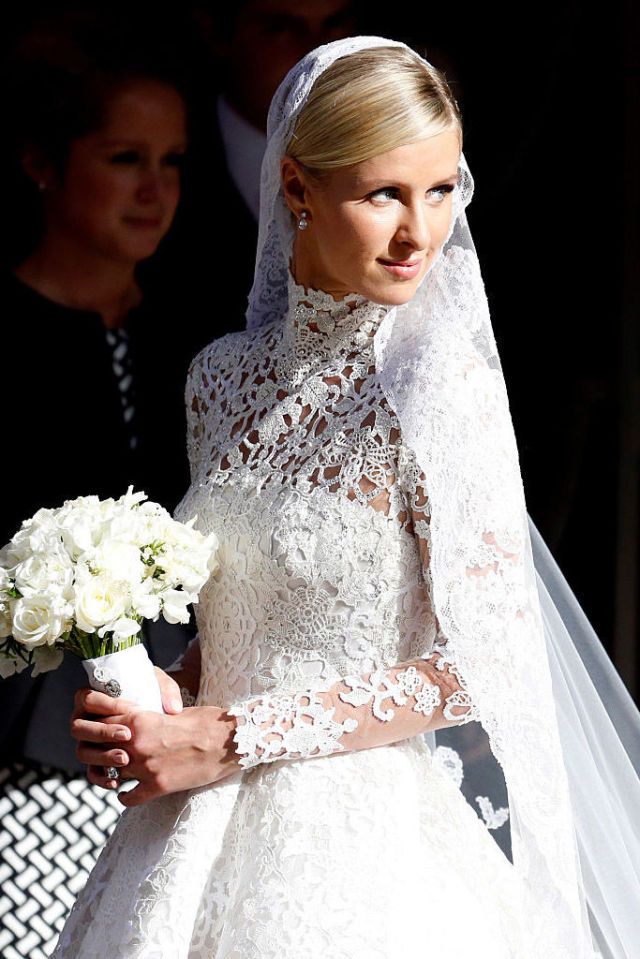 https://hips.hearstapps.com/ghk.h-cdn.co/assets/18/08/640x959/gallery-1519162856-nicky-hilton.jpg?resize=980:*