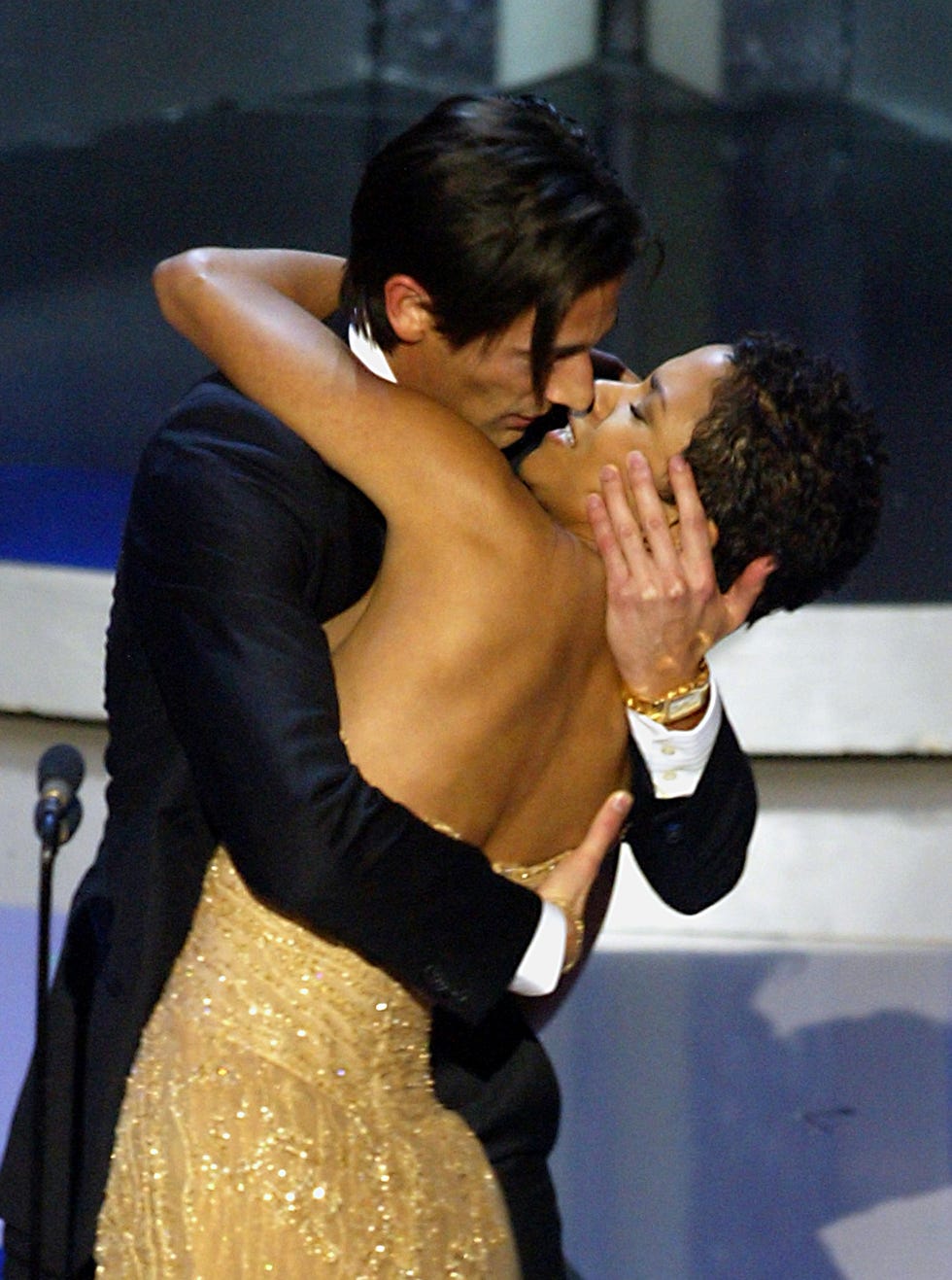 most scandalous oscars moments - adrien brody halle berry kiss, 2003