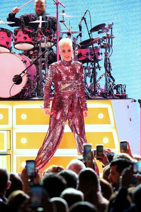 Pink, Performance, Stage, Fashion, Yellow, Event, Public event, Crowd, Performing arts, Concert, 