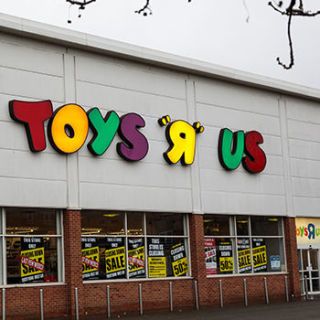 when is toys r us closing