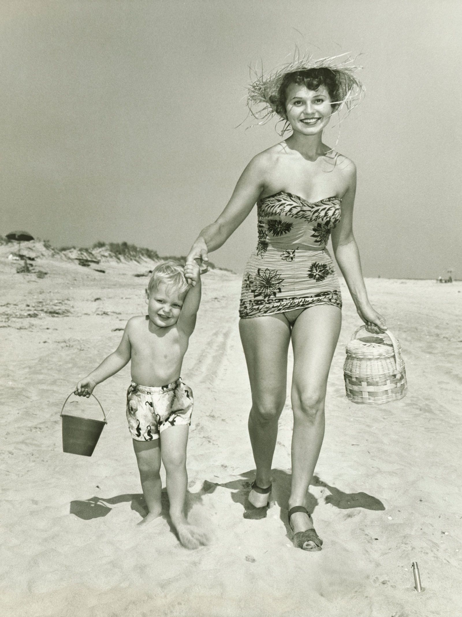Волосатая мама и и папа. Ретро пляж. Нудистки ретро с сыном. Ретро семьи на пляже. Ретро нудистские семьи.
