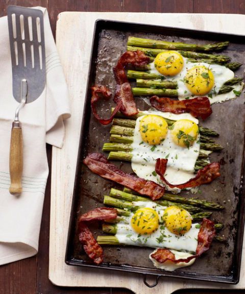 bacon and eggs over asparagus