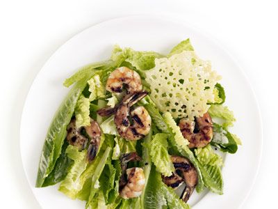 https://hips.hearstapps.com/ghk.h-cdn.co/assets/cm/15/11/54fe0d102c739-caesar-salad-parmesan-crisps-0610-recipe-xl.jpg?crop=1xw:0.75xh;center,top&resize=1200:*