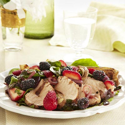 Carne de porc balsamică prăjită cu salată de portocale biscuiți carne de porc prăjită cu salată de fructe de pădure