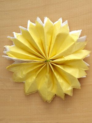 paper-daffodil napkin ring step 5