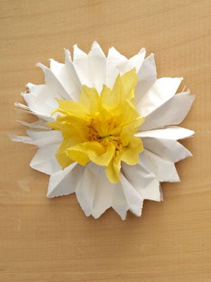 paper-daffodil napkin ring step 6