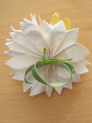 paper-daffodil napkin ring step 7