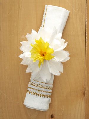 paper-daffodil napkin ring step 8
