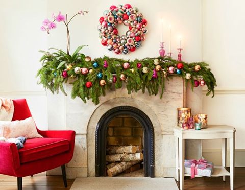Room, Interior design, Furniture, Wall, Home, Interior design, Living room, Wreath, Christmas decoration, Flower Arranging, 