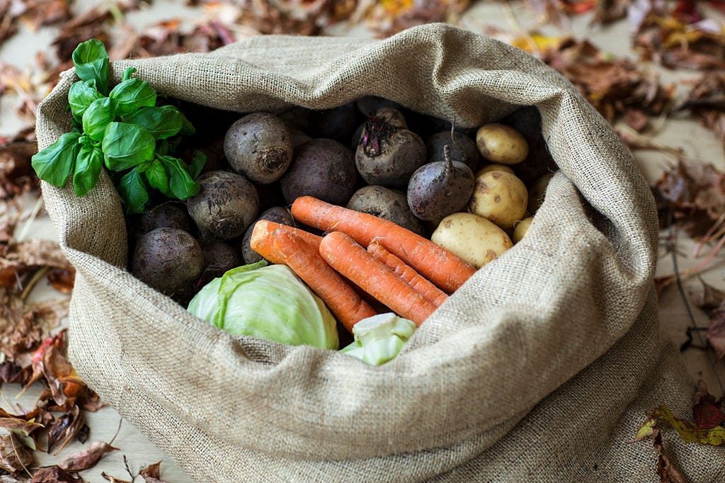È una delle verdure più sottovalutate, eppure il sedano è un ortaggio gustoso e indispensabile per cucinare il suo uso più comune è nel brodo vegetale e nel pinzimonio, ma si sposa bene anche crudo con formaggi, nelle insalate e aggiunto alle insalate di riso È ricco di vitamina a, ha proprietà antinfiammatorie ed è un alimento nemico del colesterolo
