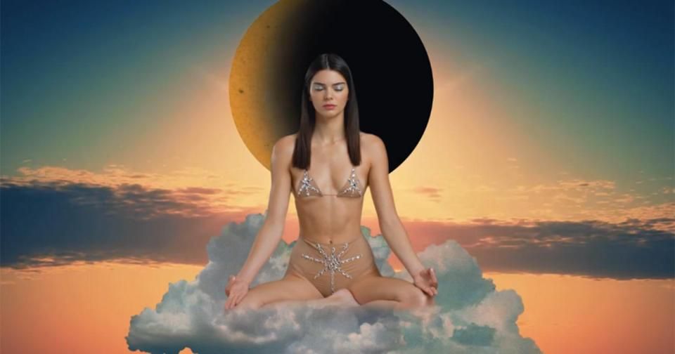 Kendall Jenner in lingerie sexy fa yoga nel video di Love Magazine