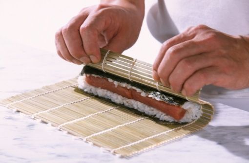 Scuola di cucina: come arrotolare il sushi roll