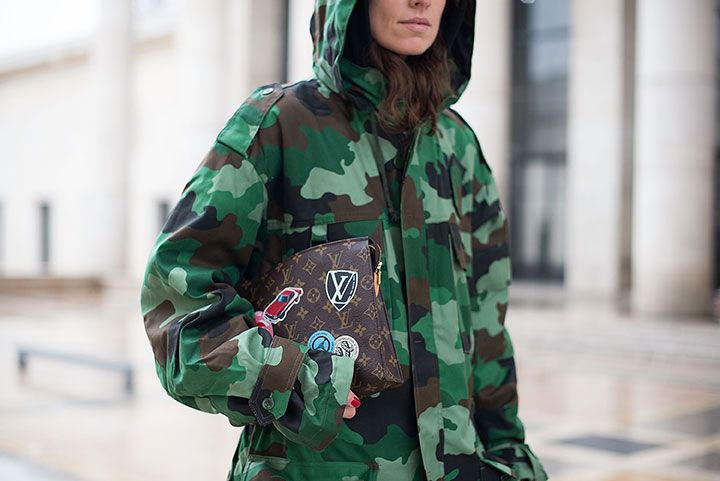Le borse con logo di Louis Vuitton son tornate: la prova è nello street  style