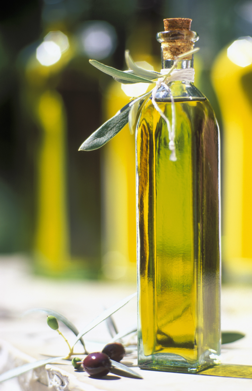 Оливковое масло нерафинированное польза. Оливковое масло. Оливки масло. Масло оливковое Помас. Бутылка оливкового масла.