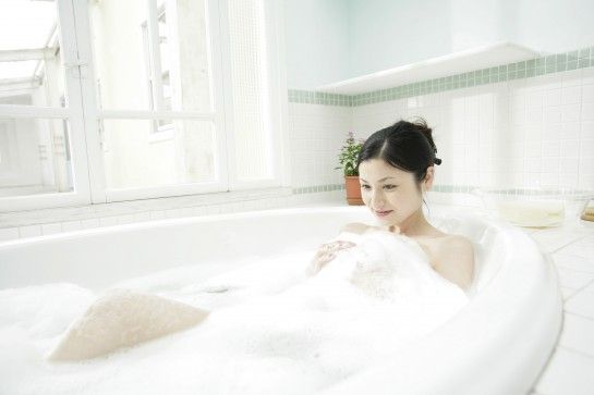 In vasca, le Academy Beauty Consultant Shiseido, suggeriscono di tenere la testa il più possibile in linea con il corpo per favorire la circolazione.