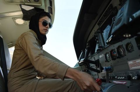 Niloofar Rahmani, 23 anni, è la prima donna afghana ad essere diventata pilota delle forze armate.