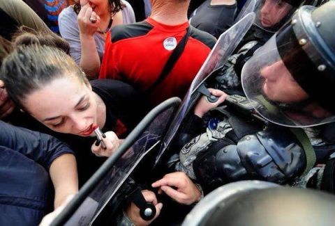 Jasmin Golubovska in prima linea in una manifestazione contro la brutalità della polizia macedone