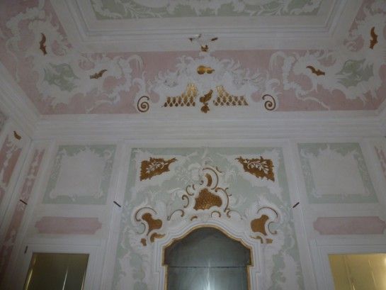 Interior design, Property, Room, Ceiling, Wall, Molding, Beige, Plaster, Building material, Ornament, 