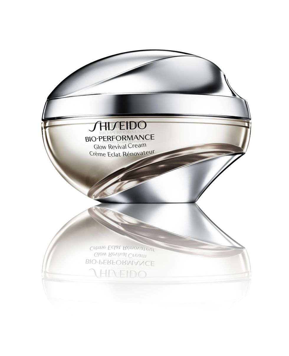 <p>Protegge il microcircolo e migliora il tono, la grana e la luminosità della pelle: Bio-Performance Glow Revival di Shiseido (€ 119).</p>
