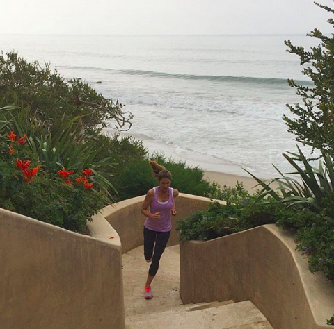 <p>Fare le scale è uno dei modi più facili ed efficaci per diminuire la circonferenza delle cosce. Lo sa bene Cindy Crawford, che a 50 anni sfoggia ancora delle gambe mozzafiato. Il suo segreto? Farle di corsa.</p>
