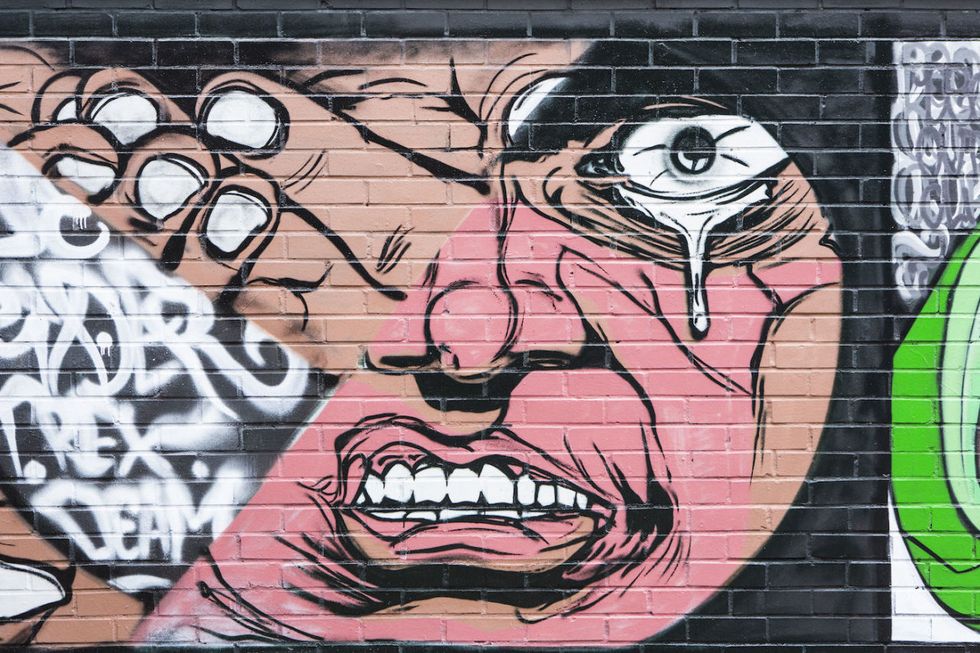 <p>Oggi l'indotto legato alla street art produce ricchezza per l'intera città. La mecca del turismo graffitaro è il quartiere Stokes Croft (nella foto), dove convergono centinaia di fedeli di Banksy e dei suoi epigoni. Accanto a giovani artisti che affrescano muri a loro destinati, ragazzini e cinquantenni esplorano ogni vicolo fotografando muri impreziositi da firme che ormai espongono anche a Los Angeles e Tokyo. Tappa imperdibile, il palazzo che ospitava il negozio di dischi techno e hip hop Subway records, dove campeggia <em>Mild Mild West</em>, opera di Banksy che, in un sondaggio online, è stata votata come il segno distintivo della città. </p>