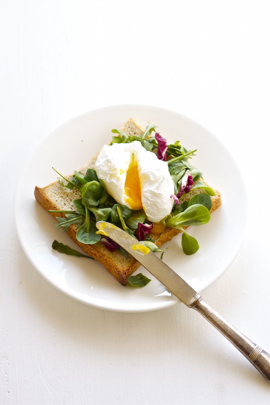 Uovo sul toast con gli asparagi