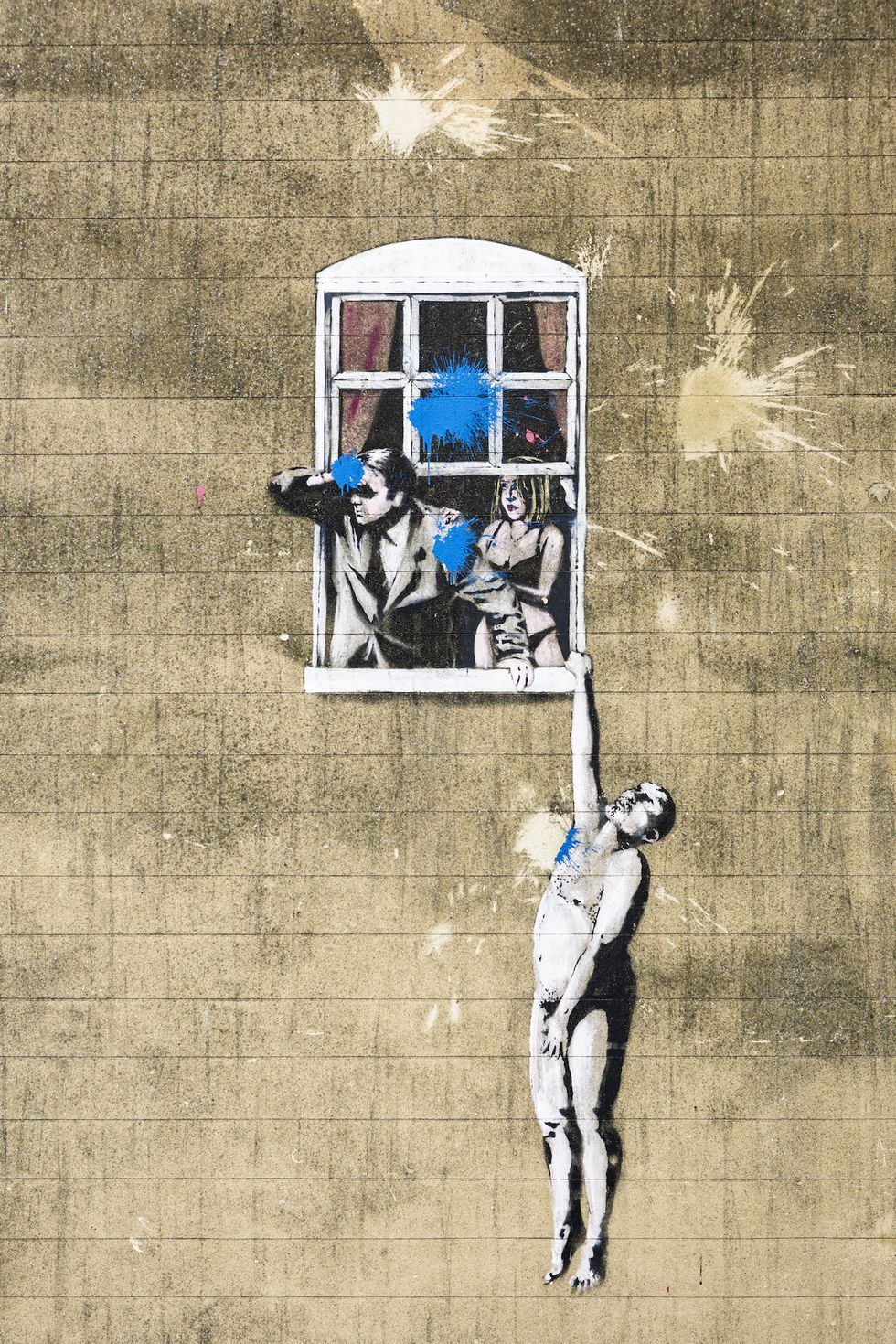 <p>Comunque stiano le cose, se un fenomeno sovversivo come la street art è oggi anche una realtà di massa con ingenti risvolti commerciali, molto lo si deve proprio a Banksy (nella foto, una sua opera su un muro di Bristol). Fu lui uno dei principali protagonisti dell'evento che portò lo sguardo dei critici sulle opere di un gruppo di artisti fuori dell'ordinario: anziché sulle tele, dipingevano sui muri urbani. La consacrazione avvenne nel 1985, quando la <a href="http://arnolfini.org.uk">Galleria Arnolfini</a> inaugurò l'esposizione <em>Graffiti art in Britain</em>, documentando le forme d'arte giovanile del territorio e dando spazio a tutti i giovani artisti che fino a quel momento si erano espressi solo in strada.</p>