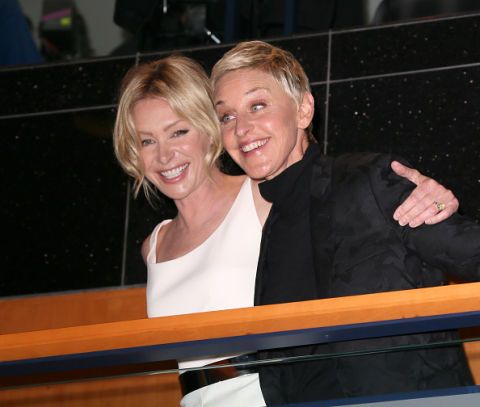 <p><strong>Le solide</strong>. Si amano da più di dieci anni, si sono sposate nel 2008 e, alla faccia dei gossip che di tanto in tanto le vorrebbero ai ferri corti, hanno ancora parecchia voglia di divertirsi. Portia, attrice di serie tv, ed <a href="http://www.ellentv.com/" target="_blank">Ellen</a>, una delle più famose comiche e conduttrici d'America, a ogni intervista svicolano alla grande sul tema bambini («lavoriamo troppo»<span class="redactor-invisible-space"> ha detto di recente De Rossi) </span>mentre continuano a lanciarsi pubbliche dichiarazioni d'amore, l'ultima quella di Portia che durante un'intervista tv ha detto: «Voglio stare con lei per sempre.»<span class="redactor-invisible-space">.</span></p>