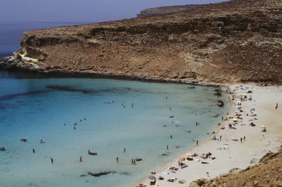 <p>Dalla Calabria voliamo nel punto più a sud dell'Italia: Lampedusa, dove la spiaggia dei Conigli resta una delle mete più frequentate. E non è difficile capirne il perché.</p>