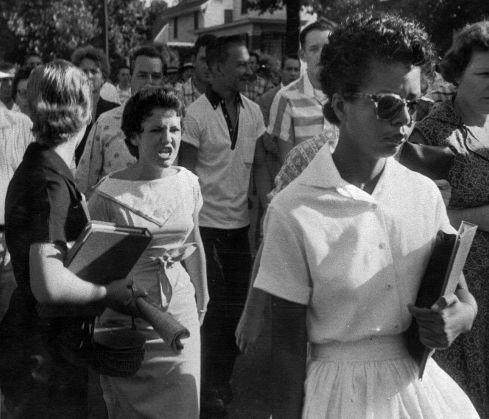 <p>1957. Elizabeth Eckford (a destra), una delle prime studentesse nere a poter seguire le lezioni alla scuola superiore Central High School a Little Rock, in Arkansas, <span class="redactor-invisible-space">è seguita da una folla di studenti che la insultano.</span></p>