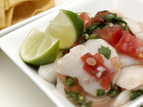 Un piatto di ceviche: pesce marinato nel lime e condito con cipolla e peperoncino.