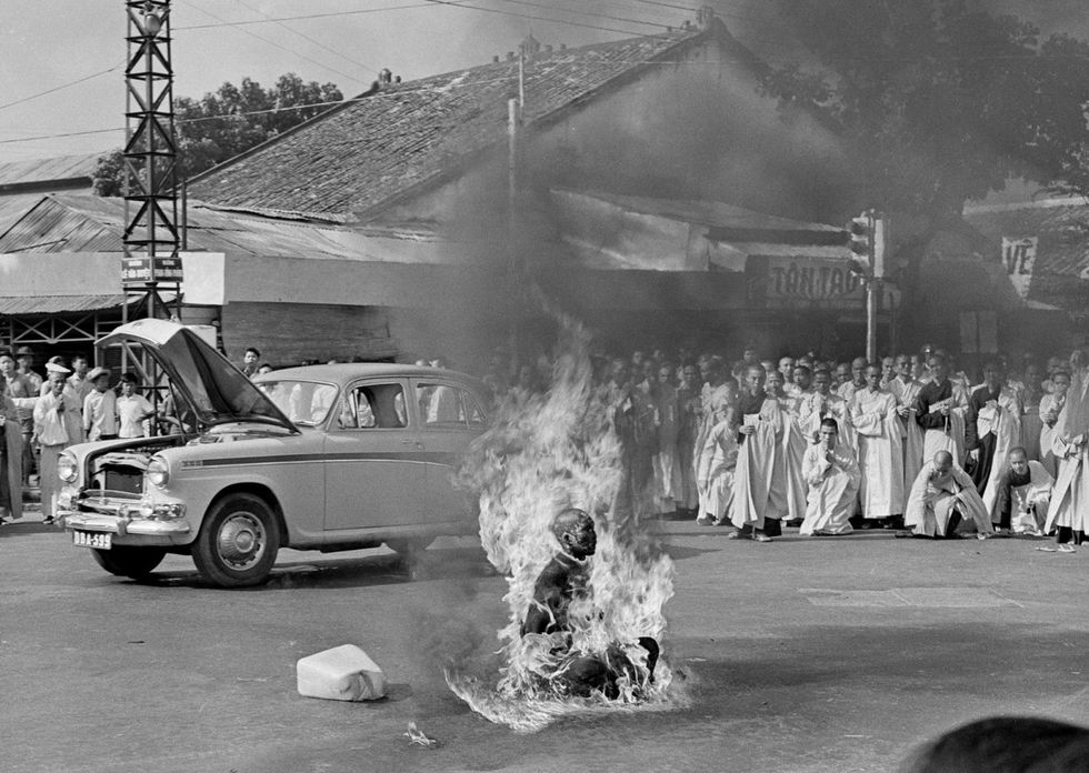 <p>1963. Il monaco buddista Thich Quang Duc, si dà fuoco per protestare contro la repressione dei buddisti da parte del governo del Vietnam del sud</p><p>.</p>