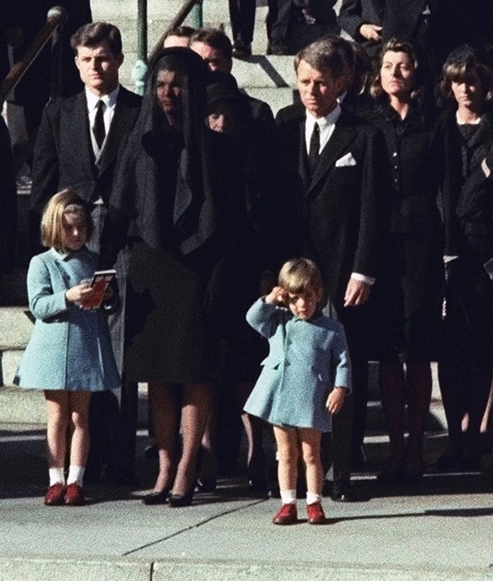 <p>1963. John F. Kennedy Jr. al funerale di suo padre , il President John F. Kennedy, assassinato a Dallas.</p>