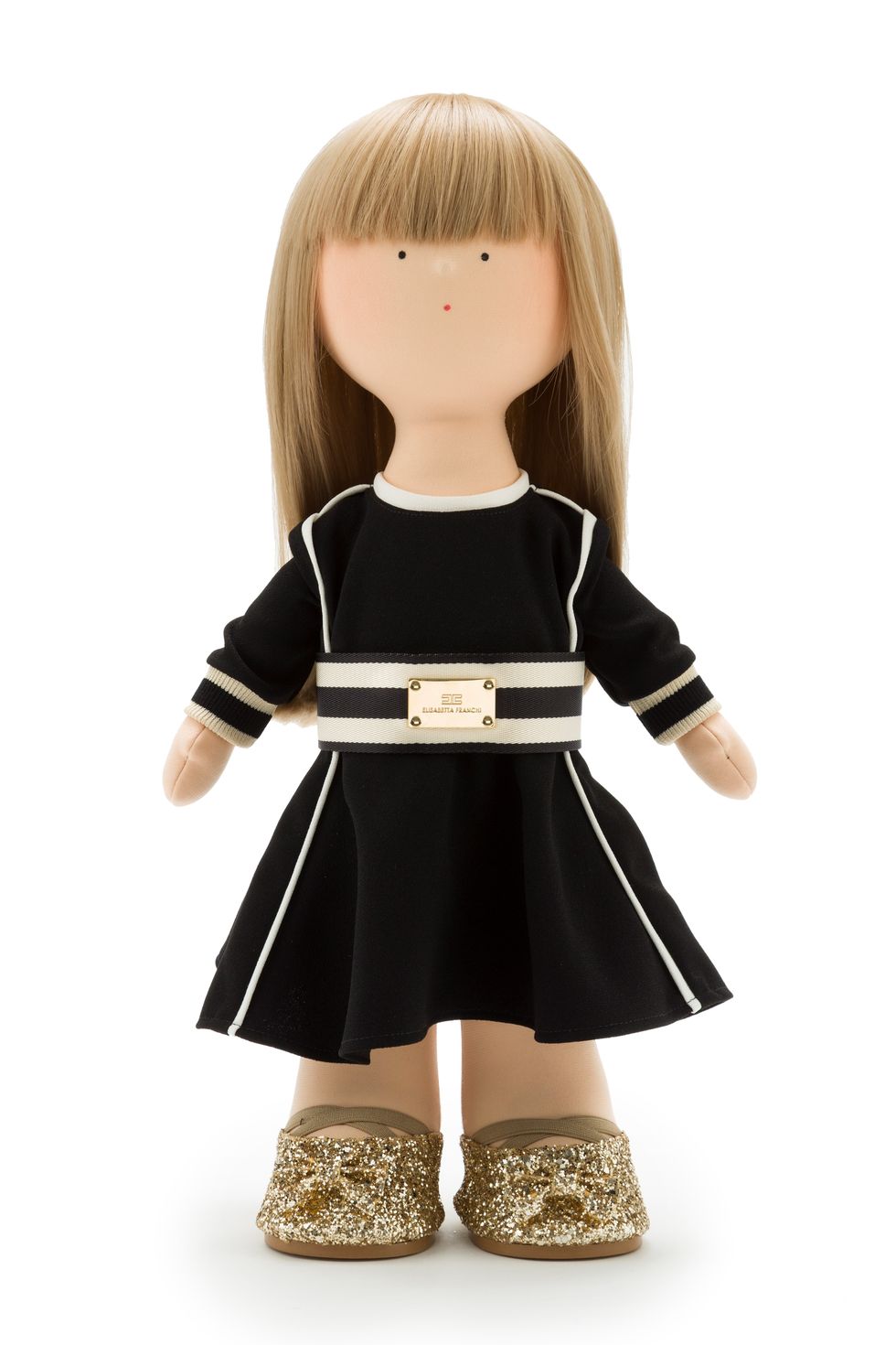 <p>Lunghi capelli biondi e sempre alla moda: <a href="http://www.elisabettafranchi.com/">Elisabetta Franchi</a> vi presenta Betty Doll, la sua nuova bambola da collezione cucita a mano. Come una vera e propria modella sfoggia gli abiti più importanti della primavera estate 2016 firmati dalla maison. Tre gli outfit: il raffinato bicolor nero e crema, il look  asimmetrico in blu iris o in avorio impreziosito dal dettaglio delle stringhe. Le collezioniste più modaiole potrebbero pensare che la "povera" Betty ha solo tre abiti su cui puntare. E invece no, per questa stagione, arriva anche la possibilità di arricchire il suo guardaroba con due look acquistabili separatamente in speciali cofanetti. Un abito con stampa falco in 3D e applicazioni di organza e cristalli, e uno color tabacco con frange e cintura a catena, dal sapore più wild. Insomma, ora Betty Doll ha un guardaroba di tutto rispetto, perfetto per ogni occasione e al passo con le ultime tendenze. </p>