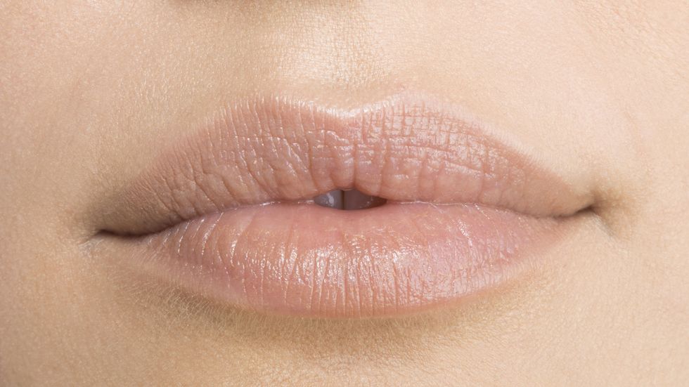 <p>Non dimenticarti delle labbra: se sono secche e screpolate portano a un più rapido invecchiamento cutaneo.Usa rossetti e balsami per labbra a base di vaselina e glicerina e avrai sempre labbra morbide e idratate.</p>